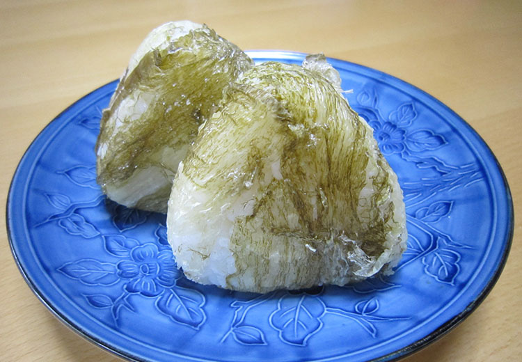 Tororo_konbu_(rice_ball)